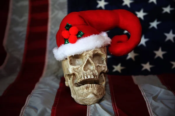 ハロウィンだ クリスマスだ サンタ スカル 人間の頭蓋骨はサンタクロースの帽子をかぶっている クリスマスは死者と死者の両方によって祝われます メリークリスマス ハロウィン 悪のクリスマススカル サンタクロースの帽子をかぶった人間の頭蓋骨 — ストック写真
