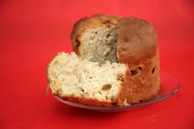 Tatlı Noel meyveli pasta. Kızıl Arkaplanda Meyveli kek. Kapat. Noel süsü. Geleneksel Noel meyveli pastası. Noel kutlaması festivali. Ev yapımı fırın. Noel teması. Geleneksel meyveli Noel pastası. Mutlu Noeller.. 