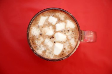 Noel Baba için kurabiye. Taze pişmiş kurabiyeler ve Noel Baba 'ya bırakılmış şekerlemeli sıcak çikolata. Noel arifesinde Noel Baba için bir hediye. Noel Baba için kurabiye ve süt, Noel konsepti, mevsimlik kutlama. Festival aile geleneği. 