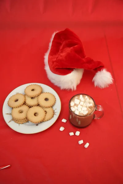 Plätzchen Für Den Weihnachtsmann Frisch Gebackene Plätzchen Und Heiße Schokolade — Stockfoto