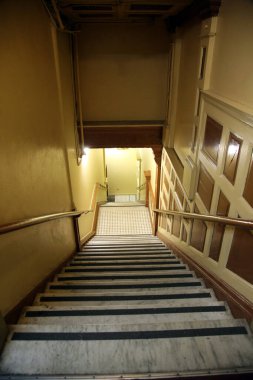 Cadılar Bayramı. Korku korkuya neden olur. Korkunç mistik gizemli karanlık tavan arası. Terk edilmiş bir binada oda. Penceresinde garip bir hayalet ışığı olan eski boş bir ev. yıkılmış bina. Perili ev. Terk edilmiş eski bir bina. Canavar Evi. 