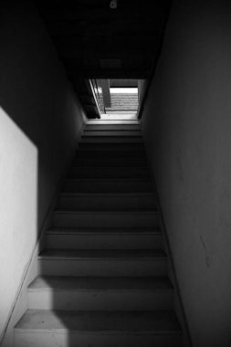 Cadılar Bayramı. Korku korkuya neden olur. Korkunç mistik gizemli karanlık tavan arası. Terk edilmiş bir binada oda. Penceresinde garip bir hayalet ışığı olan eski boş bir ev. yıkılmış bina. Perili ev. Terk edilmiş eski bir bina. Canavar Evi. 