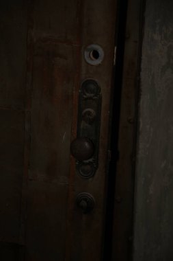 Cadılar Bayramı. Eski Perili Ev. Terk edilmiş eski bir perili evde. Korkunç bir geçmişi var. Korku yaratıyor. Terk edilmiş bir binadaki ürkütücü gizemli karanlık tavan arası odası. Penceresinde garip bir hayalet ışığı olan eski boş bir ev. Zombi Evi. 