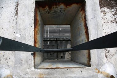 Cadılar Bayramı. Eski Perili Ev. Terk edilmiş eski bir perili evde. Korkunç bir geçmişi var. Korku yaratıyor. Terk edilmiş bir binadaki ürkütücü gizemli karanlık tavan arası odası. Penceresinde garip bir hayalet ışığı olan eski boş bir ev. Zombi Evi. 