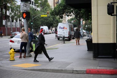 Cadılar Bayramı. Katil Palyaço. Kötü Palyaço. Şeytani Katil Palyaço bir sonraki kurbanını bulmak için kaldırımda yürüyor. Los Angeles Melekler ve Katil Palyaçolar şehri. Los Angeles California, 11 / 19 / 2018: Bir palyaço Los Angeles kaldırımlarında yürüyor.