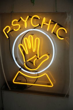 Cadılar Bayramı. Psişik. Zihin okuyucu. Falcı mı? Cehennemden gelen kötü kadın. Neon Psişik İşareti. Palm Reader Neon tabelası. Neon işaretleri Neon, Argon, Helium gibi farklı gazlar kullanır. Psişik tarot kartları. Çingene. 