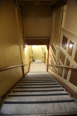 Cadılar Bayramı. Eski Perili Ev. Terk edilmiş eski bir perili evde. Korkunç bir geçmişi var. Korku yaratıyor. Terk edilmiş bir binadaki ürkütücü gizemli karanlık tavan arası odası. Penceresinde garip bir hayalet ışığı olan eski boş bir ev. Zombi Evi. 