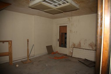 Cadılar Bayramı. Eski Perili Ev. Terk edilmiş eski bir perili evde. Korkunç bir geçmişi var. Korku yaratıyor. Terk edilmiş bir binadaki ürkütücü gizemli karanlık tavan arası odası. Penceresinde garip bir hayalet ışığı olan eski boş bir ev. Zombi Evi. 