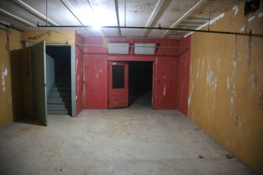 Cadılar Bayramı. Eski Perili Ev. Terk edilmiş eski bir perili evde. Korkunç bir geçmişi var. Korku yaratıyor. Terk edilmiş bir binadaki ürkütücü gizemli karanlık tavan arası odası. Penceresinde garip bir hayalet ışığı olan eski boş bir ev. Zombi Evi. 