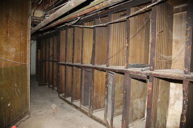 Cadılar Bayramı. Eski Perili Ev. Terk edilmiş eski bir perili evde. Korkunç bir geçmişi var. Korku yaratıyor. Terk edilmiş bir binadaki ürkütücü gizemli karanlık tavan arası odası. Penceresinde garip bir hayalet ışığı olan eski boş bir ev. Zombi Evi. 