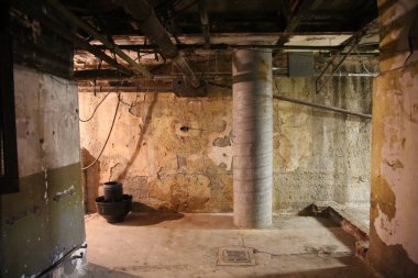 Cadılar Bayramı. Eski Perili Ev. Terk edilmiş eski bir perili evde. Korkunç bir geçmişi var. Korku yaratıyor. Terk edilmiş bir binadaki ürkütücü gizemli karanlık tavan arası odası. Penceresinde garip bir hayalet ışığı olan eski boş bir ev. Zombi Evi. 