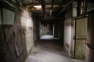 Cadılar Bayramı. Perili Restoran. Perili Ev. Lanetli Otel. Zombi. İçinde hayalet ve zombilerin olduğu terk edilmiş eski bina. ÖLÜMÜZ GİRMEZ. Zombi ya da içerideki zombi kırmaya çalışıyor. Zombi Kıyameti. Ürkütücü Bina.. 