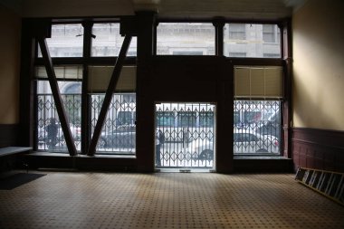 Cadılar Bayramı. Perili Restoran. Perili Ev. Lanetli Otel. Zombi. İçinde hayalet ve zombilerin olduğu terk edilmiş eski bina. ÖLÜMÜZ GİRMEZ. Zombi ya da içerideki zombi kırmaya çalışıyor. Zombi Kıyameti. Ürkütücü Bina.. 