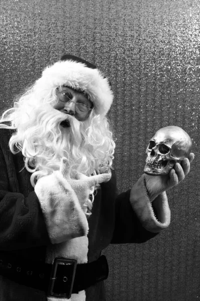 할로윈이요 크리스마스 클로스 산타클로스는 해골을 산타는 해골을 무섭대 산타에게 영혼을 — 스톡 사진