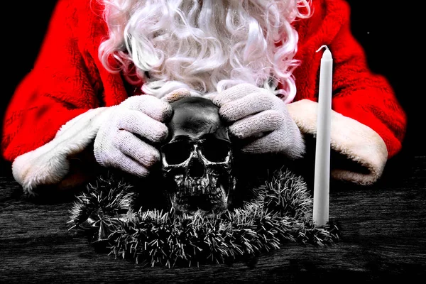 Halloween Weihnachten Weihnachtsmann Der Weihnachtsmann Hält Einen Menschlichen Schädel Der — Stockfoto