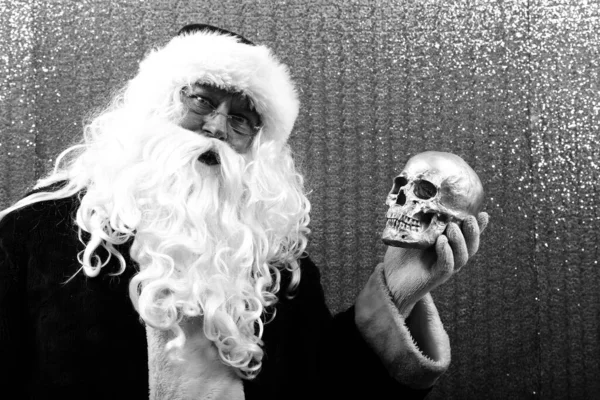 Halloween Navidad Santa Claus Santa Claus Sostiene Cráneo Humano Santa — Foto de Stock