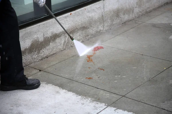 Pressure Washing Unidentifiable City Employee Power Washes Blood Ketchup City — Stockfoto