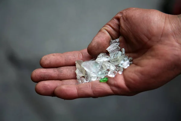 Broken Glass Undeniable Person Tries Sell Broken Glass Diamonds Carat —  Fotos de Stock