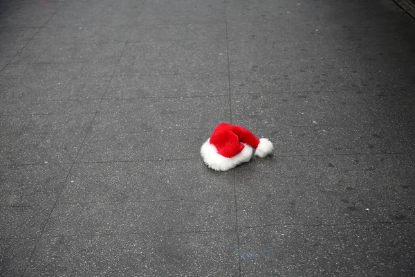 Santa Claus Hat Sidewalk Abandoned Santa Hat Sidewalk Downtown Los — Fotografia de Stock