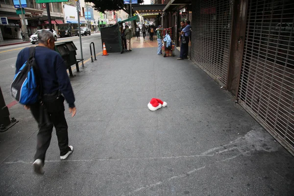 Santa Claus Hat Sidewalk Abandoned Santa Hat Sidewalk Downtown Los — Stockfoto