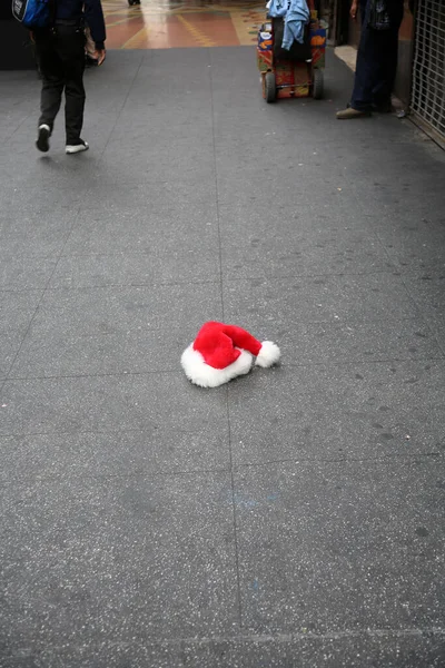 Santa Claus Hat Sidewalk Abandoned Santa Hat Sidewalk Downtown Los — Fotografia de Stock