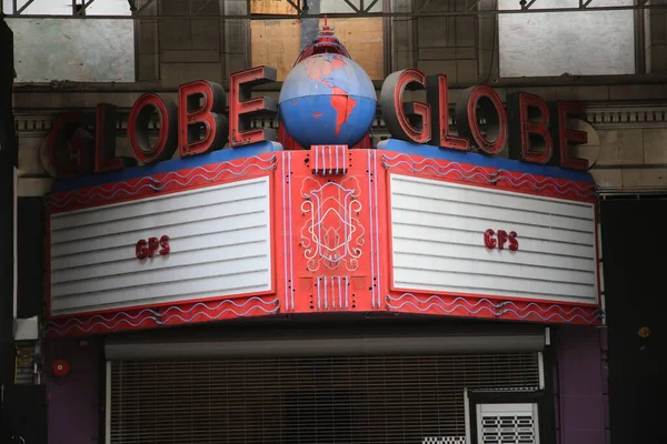 Rood Wit Bord Met Globe Belettering Straat — Stockfoto