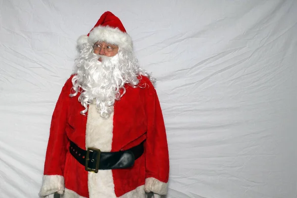 Santa Claus Santa Claus Stands White Sheet Wrinkles Police Mug — Stockfoto