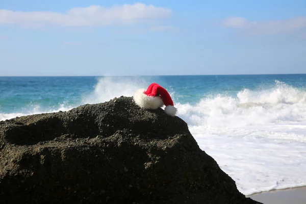 Santa Hat Santa Claus Hat Rocks Beach Room Text — Fotografia de Stock