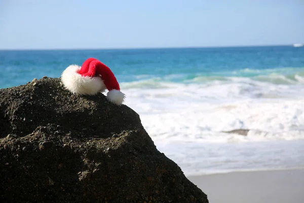 Santa Hat Santa Claus Hat Rocks Beach Room Text — Fotografia de Stock