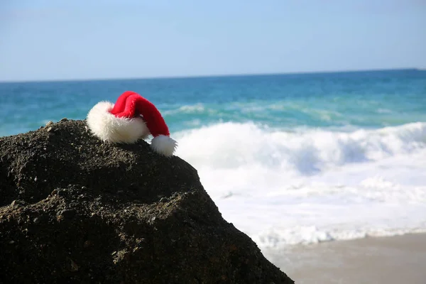 Santa Hat Santa Claus Hat Rocks Beach Room Text — Stock Photo, Image