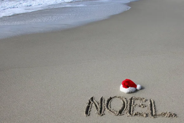 Santa Hat Santa Claus Hat Beach Word Noel Written Sand — Zdjęcie stockowe