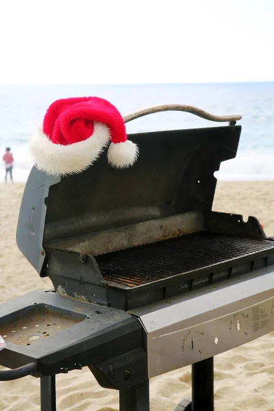 Kerstman Muts Een Barbecue Grill Buiten Barbecue Grill Het Strand — Stockfoto