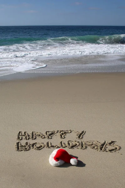 Santa Hat Santa Claus Hat Beach Words Happy Holidays Written — Φωτογραφία Αρχείου