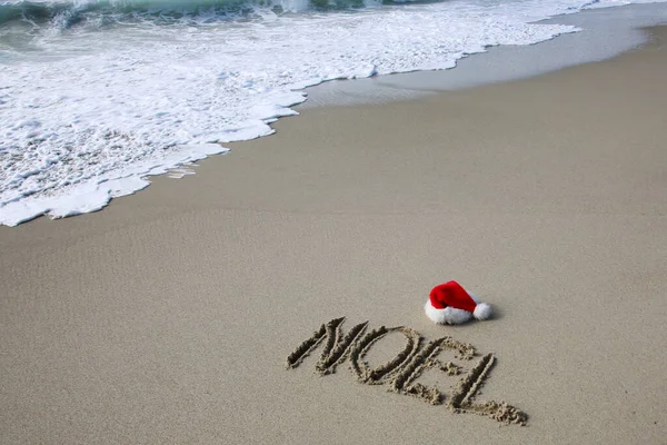 Santa Hat Santa Claus Hat Beach Word Noel Written Sand — Stockfoto