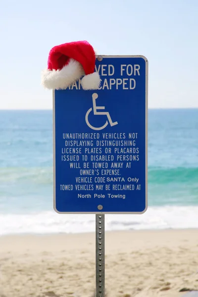 Handicapped Parking Handicapped Parking Sign Santa Hat Outdoors Beach Ocean — Foto de Stock