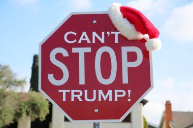 Dur tabelası. Noel Baba 'yla Kırmızı Dur tabelası. Trump 'ı durduramazsın. Mesaj için yer var. Metin kolayca çıkartılır ve kendi metnin ile değiştirilir. Başkan Donald j Trump 'ı durduramayız. Trump Durdurulamaz. 