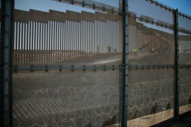 San Ysidro, California - 11 / 26 / 2018: Yeni İnşaat dahil olmak üzere ABD ile Meksika arasındaki sınır çiti, sınırı güvence altına almak için ek bir katman eskrim ve dikenli tel veya dikenli tel ekliyor.