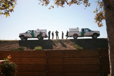 San Yasidro, California - 11 / 26 / 2018: Sınır devriyesi ajanları sonraki hamlelerini tartıştılar ve ABD Meksika sınırındaki manzarayı incelediler. Hükümet ve sınır ajanları yüksek alarmda..