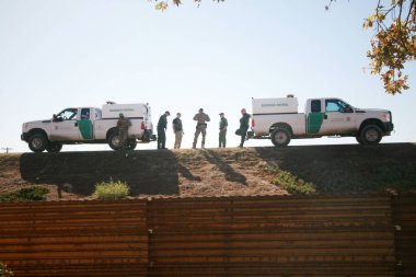 San Yasidro, California - 11 / 26 / 2018: Sınır devriyesi ajanları sonraki hamlelerini tartıştılar ve ABD Meksika sınırındaki manzarayı incelediler. Hükümet ve sınır ajanları yüksek alarmda..