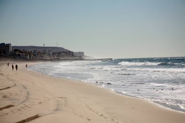 San Ysidro, California - 11 / 26 / 2018: Yeni İnşaat dahil olmak üzere ABD ile Meksika arasındaki sınır çiti, sınırı güvence altına almak için ek bir katman eskrim ve dikenli tel veya dikenli tel ekliyor.