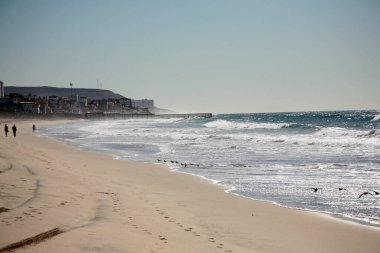 San Ysidro, California - 11 / 26 / 2018: Yeni İnşaat dahil olmak üzere ABD ile Meksika arasındaki sınır çiti, sınırı güvence altına almak için ek bir katman eskrim ve dikenli tel veya dikenli tel ekliyor.