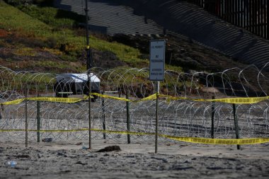 San Diego, California - 11 / 26 / 2018: Razor Wired Barbed Wire her ikisinde de ABD 'yi bir göçmen istilasından korumak için kullanılıyor.