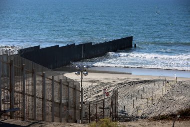Sınır Eyalet Parkı. Tijuana Meksika sınırındaki Ysidro California 'daki sınır sahili. Siyah ve Beyaz. Pasifik Okyanusu, deniz kuşları, sınır çiti.. 