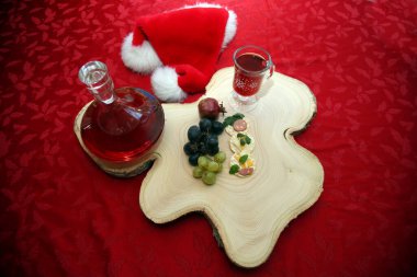 Noel zamanı. Noel için kesme tahtasında aperatifler. Peynir, meyve, sosis, kraker ve taze otlardan oluşan aperatifler. Tahta Ağaç Kesme Tahtası. Noel atıştırmalıkları. Et, peynir ve meyveli bisküvi. Tahta kesme tahtası. Atıştırmalıklar.