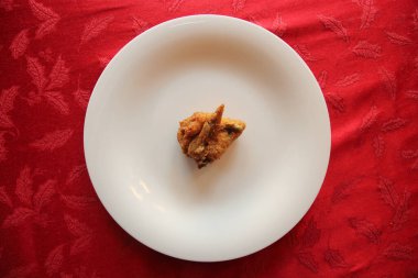 Kızarmış Tavuk Bacağı. Kızarmış tavuk. Beyazda izole edilmiş. Mesaj için yer var. Sıcak ve Çıtır Kızarmış Tavuk. Kızarmış tavuk izole. Kızarmış tavuk budu tavuk yemeği. Tavuk kızartması çok lezzetli. Kızarmış tavuk. Kazanan Tavuk Yemeği. 