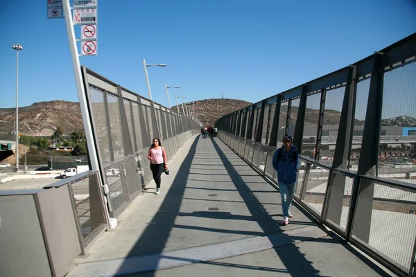 Mensen Die Brug Lopen Stad — Stockfoto