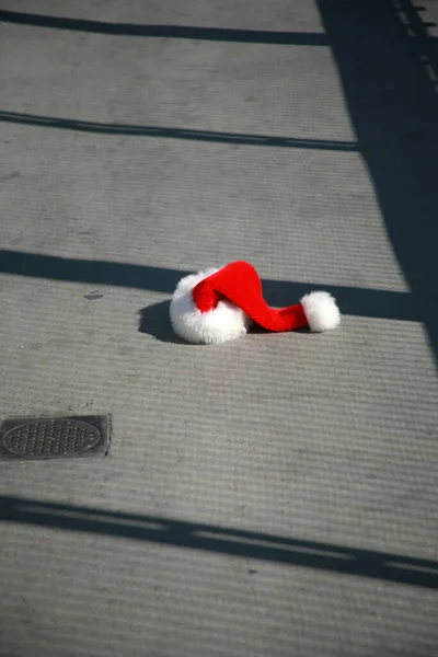 Santa Claus Hat Lays Abandoned Ground Santa Hat Pedestrian Walking — Stock Photo, Image