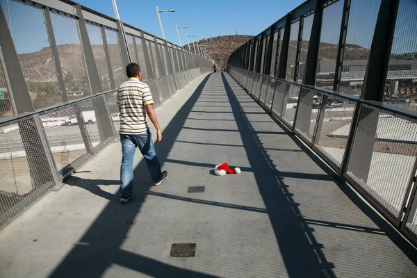 San Ysidro California 2018 Pedestrian Bridge Mexico Santa Claus Hat —  Fotos de Stock