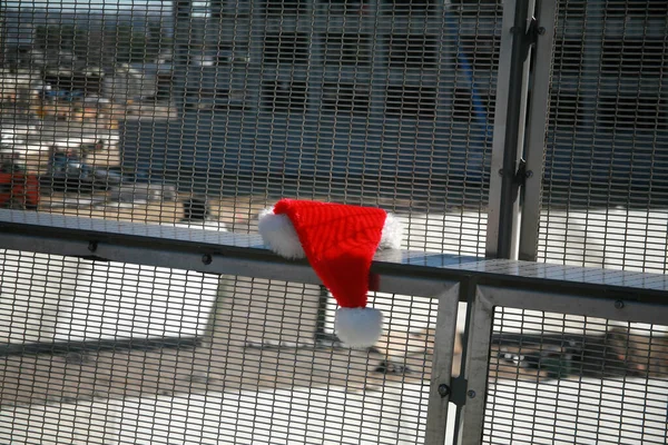 Santa Claus Hat Lays Abandoned Ground Santa Hat Pedestrian Walking — Stok fotoğraf