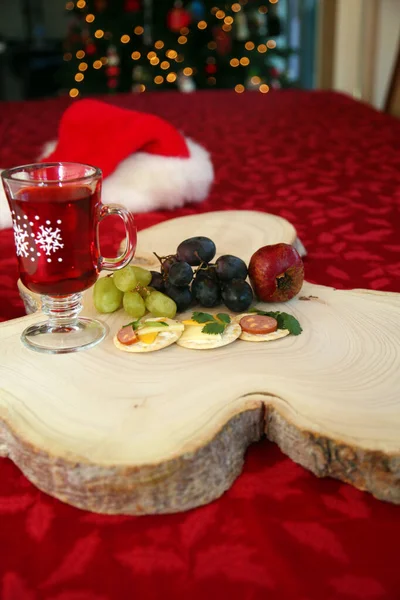 圣诞节 开胃菜在一个圣诞节的切菜板上 开胃菜包括奶酪 饼干和新鲜香草 木柴树桩切割板 圣诞小点心肉类 奶酪和水果小吃 木刻板 小点心 — 图库照片